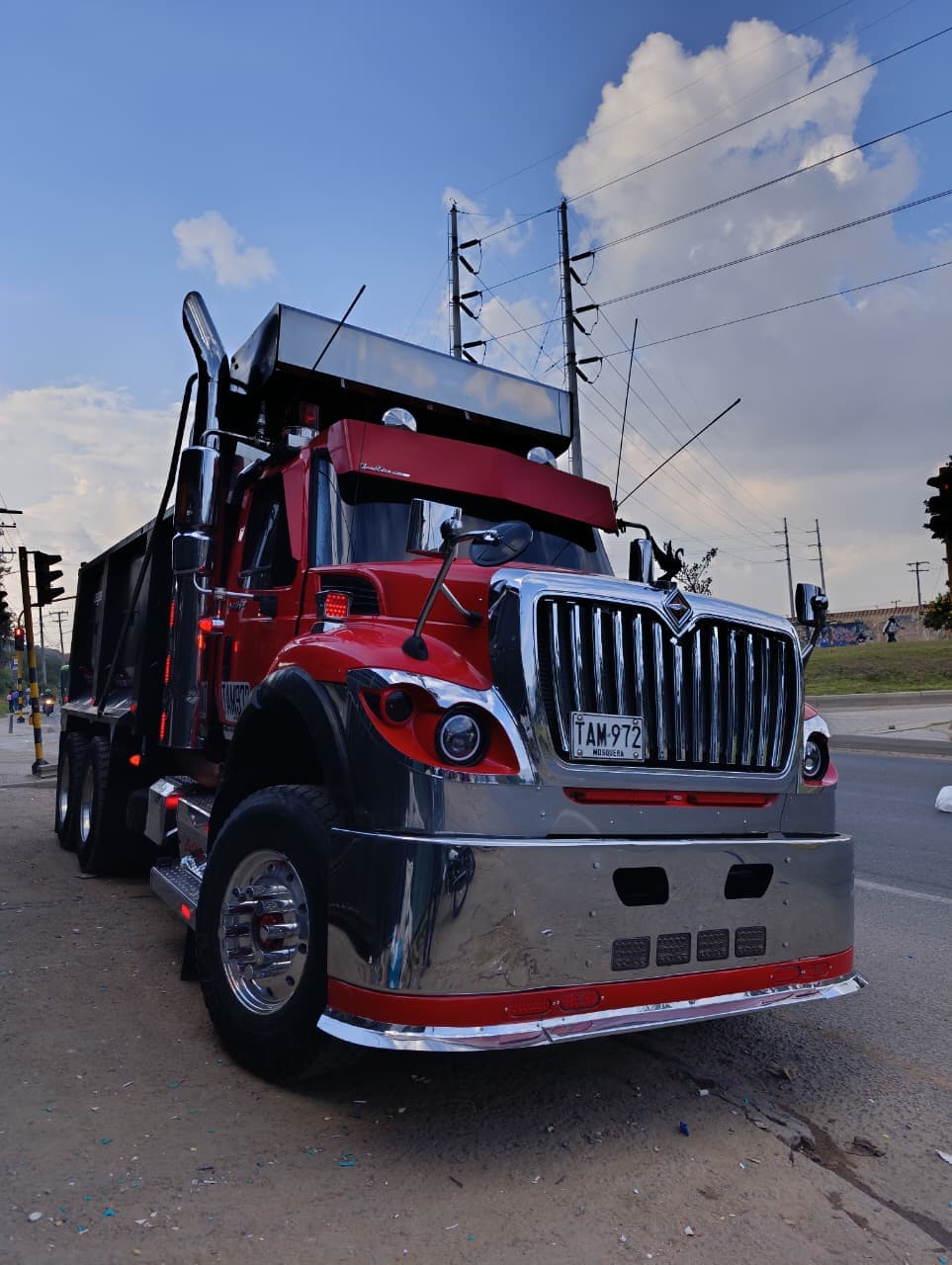Bumper en acero inoxidable acabado espejo para tractomula Kenworth fabricado por JF Inoxidable Bogotá